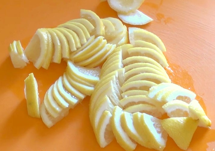 нарезанные лимоны