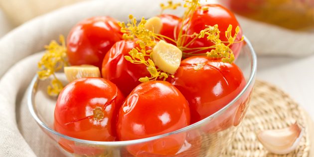 Как солить помидоры с чесноком, корнем хрена и зёрнами горчицы
