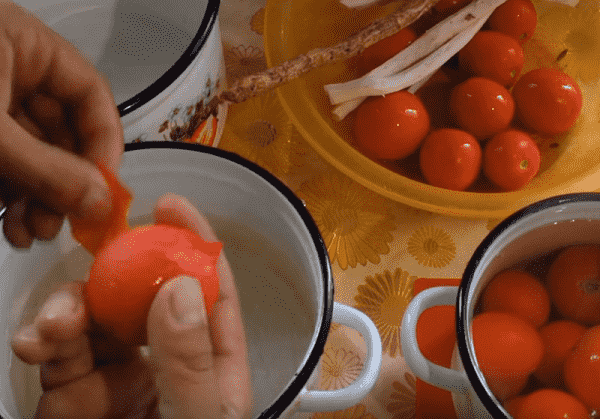 s-pomidorov-snimaem-kozhicu