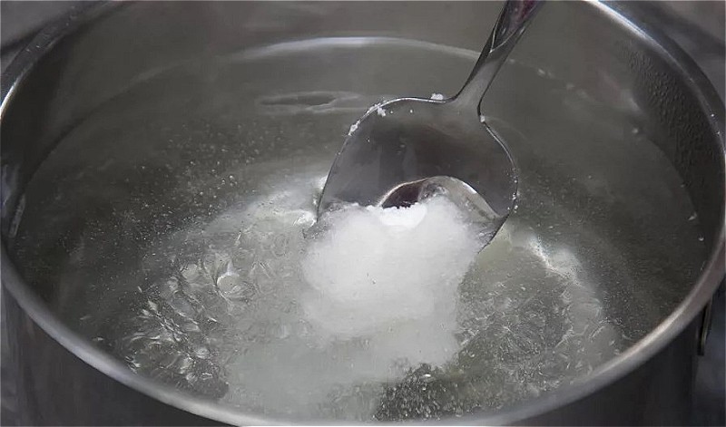 в кипящую воду добавляем соль, сахар и уксус