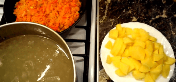 Положить картофель и пассированные овощи в кастрюлю