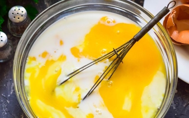 соединить яйца с молоком
