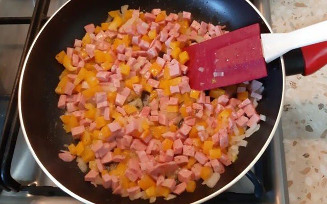 обжарить овощи с колбасой