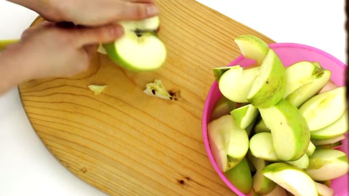 нарезаем яблоки дольками