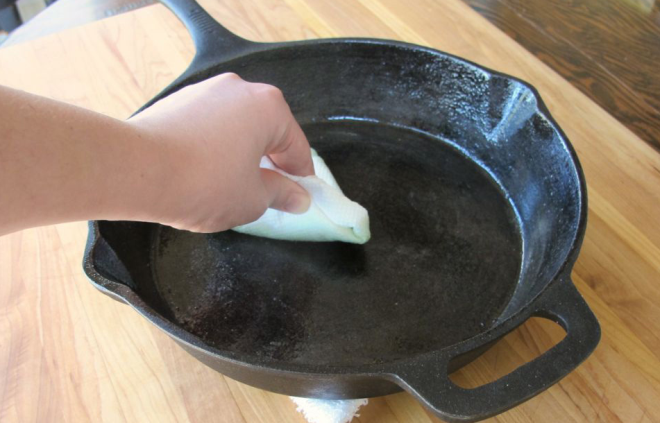 Как прокалить чугунную сковороду