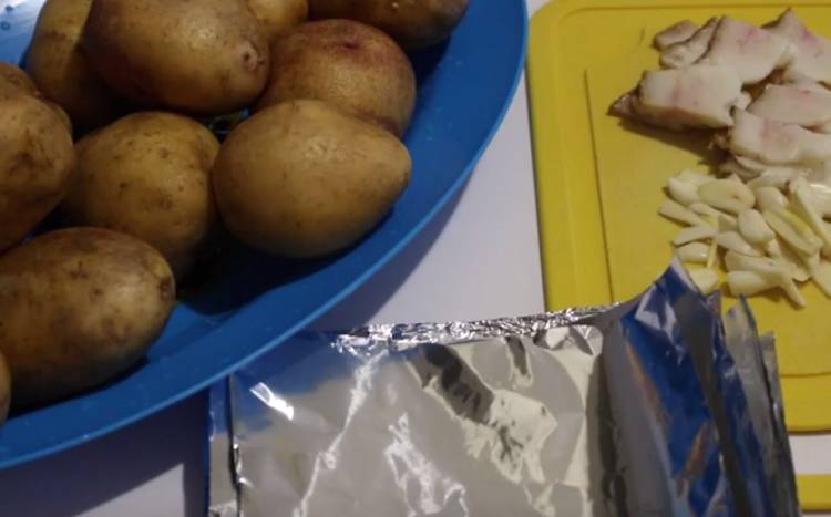 Картошка в фольге в духовке с салом