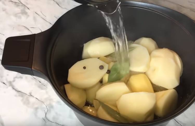 картошку заливаем водой