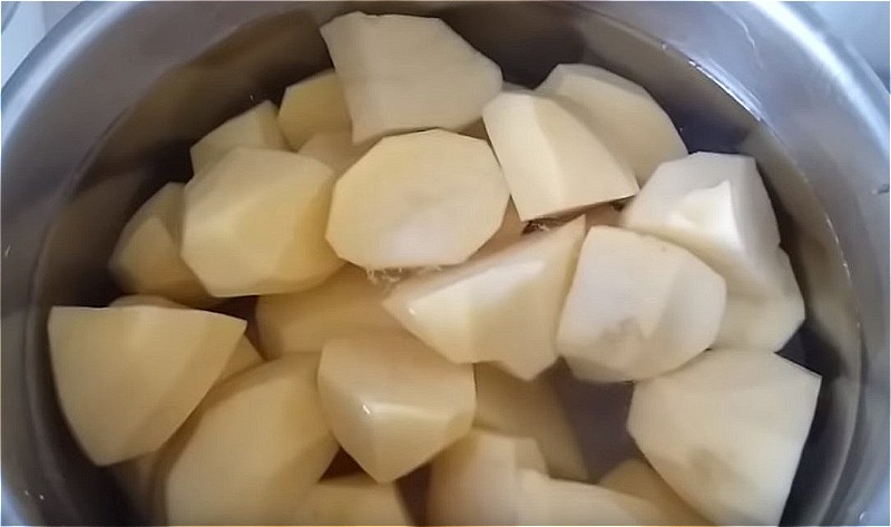 ставим вариться картофель для пюре