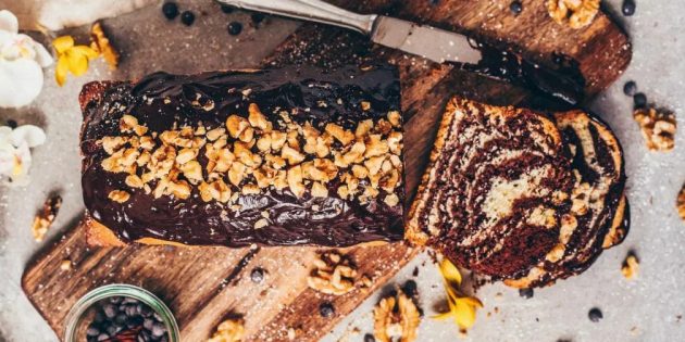 Веганский пирог «Зебра» с шоколадной глазурью и орехами