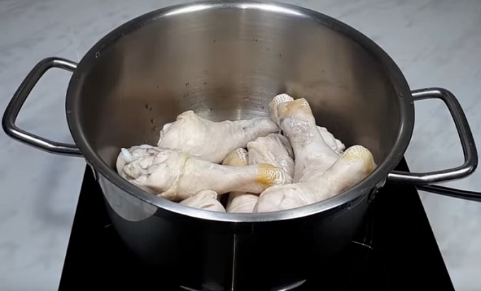 Голени курицы укладываем в кастрюлю