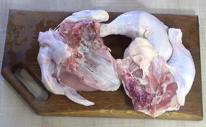 Разрезаем курицу на несколько частей