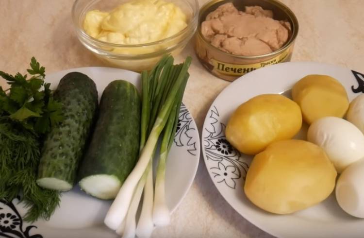 Салат из печени трески с огурцом и яйцом