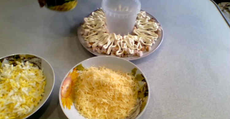 Salat s kopchenoj kuricej i ananasami1