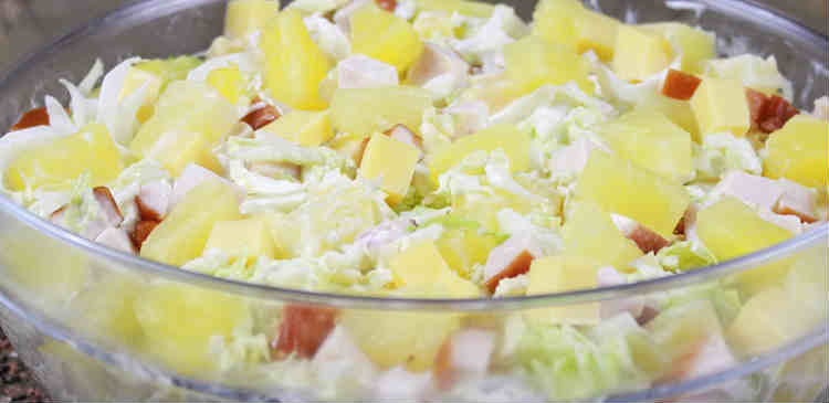 Salat s kopchenoj kuricej i ananasami16
