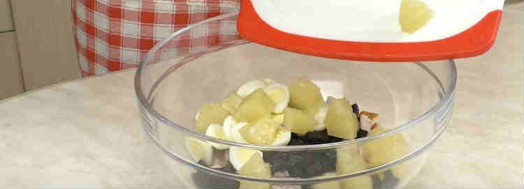 Salat s kopchenoj kuricej i ananasami23