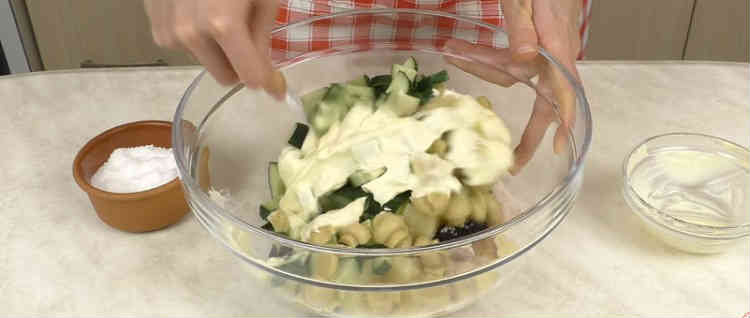 Salat s kopchenoj kuricej i ananasami28