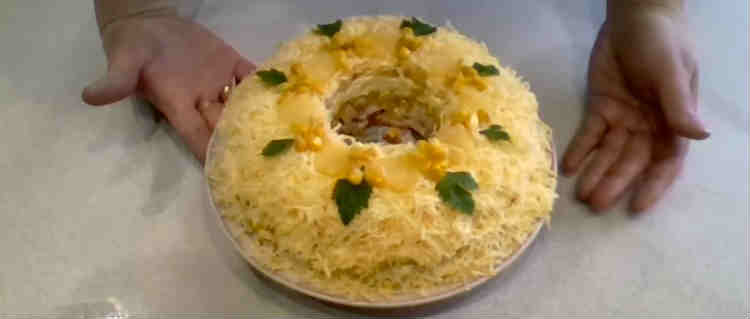 Salat s kopchenoj kuricej i ananasami4