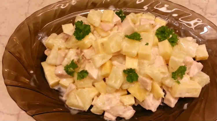 Salat s kopchenoj kuricej i ananasami7