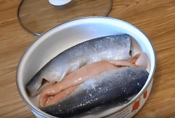 Складываем рыбу в емкость для засолки