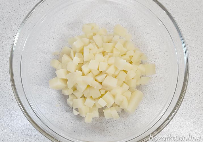 картофель кубиками в посуде для винегрета