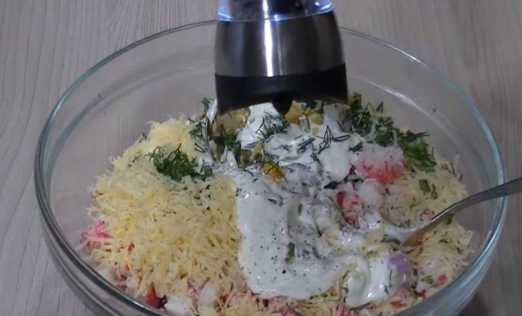 крабовый салат с рисом и кислым огурцом