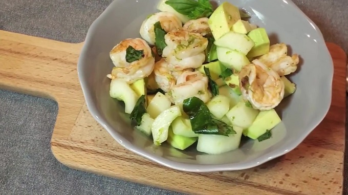 Салат из авокадо с креветками готов