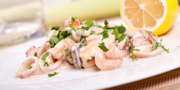 Жареные кальмары со сметаной и луком-пореем: простой рецепт