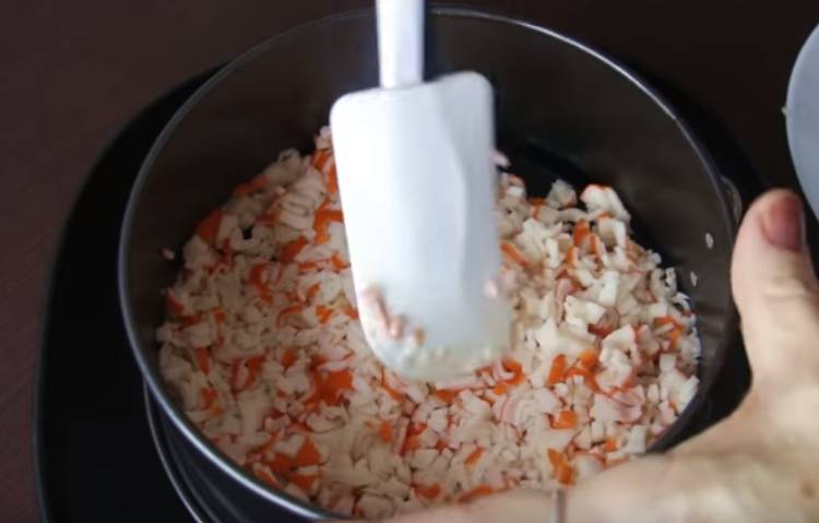 слоеный салат с крабовыми палочками и рисом