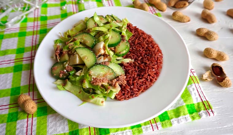 Бурый рис и овощной салат