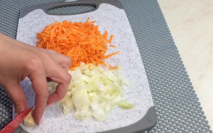 Нарезаем лук, чеснок, натираем морковь
