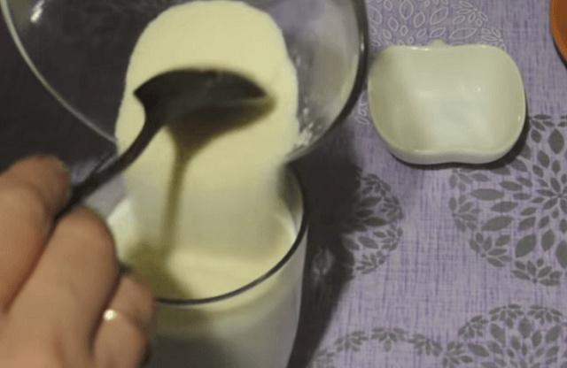 Добавляем манку в стакан с молоком