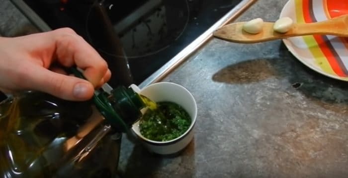 Добавление оливкового масла
