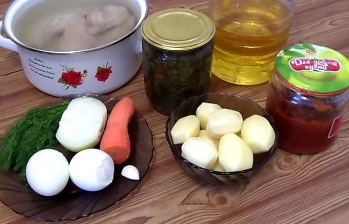 Ингредиенты для супа с консервированным щавелем