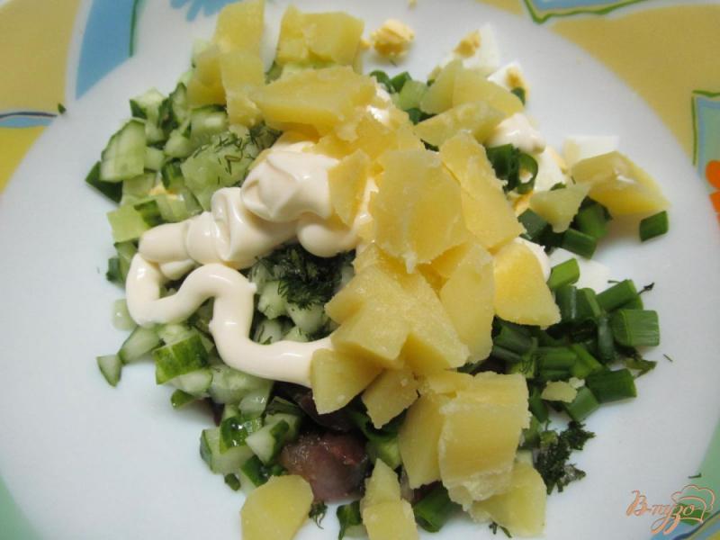 Фото приготовление рецепта: Салат из копченой рыбы с картофелем и огурцом шаг №4