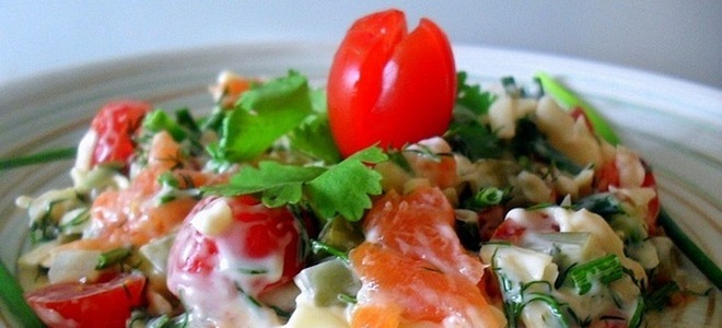 салат с копченой рыбой и помидорами