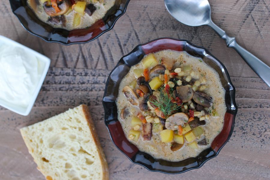 Сливочный вкусный бульон, картофель, бекон, лук и грибы готовятся вместе, чтобы получился очень уютный и сытный обед.