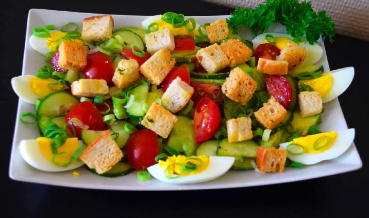 Салат с овощами, яйцом и сухариками