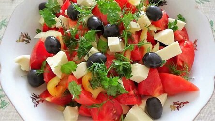 Салат с оливками: вкусные, простые рецепты с грибами, курицей, сыром, авокадо, креветками