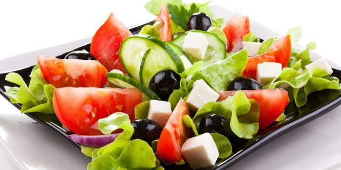 Салат с оливками: вкусные, простые рецепты с грибами, курицей, сыром, авокадо, креветками