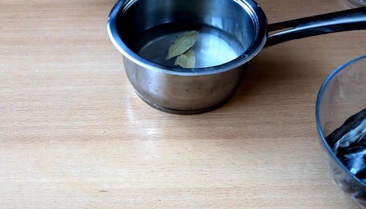 Для приготовления маринада в воду добавляем соль,, сахар, перец, лавровый лист.