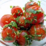 malosolnye-pomidory-s-chesnokom-i-zelenyu-bystrogo-prigotovleniya-10-luchshih-reczeptov-s-foto-i-video