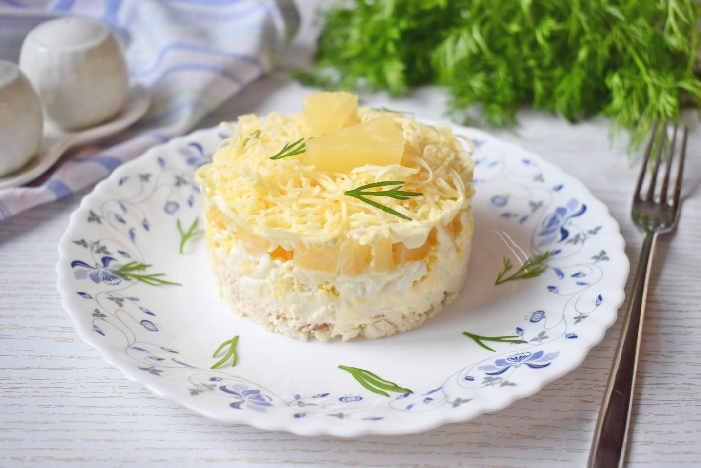 Слоеный салат с курицей и ананасами – идеальное и беспроигрышное сочетание: рецепт с фото и видео
